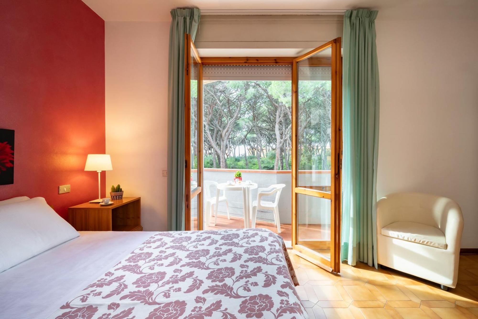 Hotel Parco Dei Pini - 100mt Dal Mare 3*